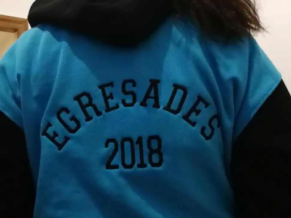 “EGRESADES”. Un buzo escolar estampado con “lenguaje inclusivo”. 