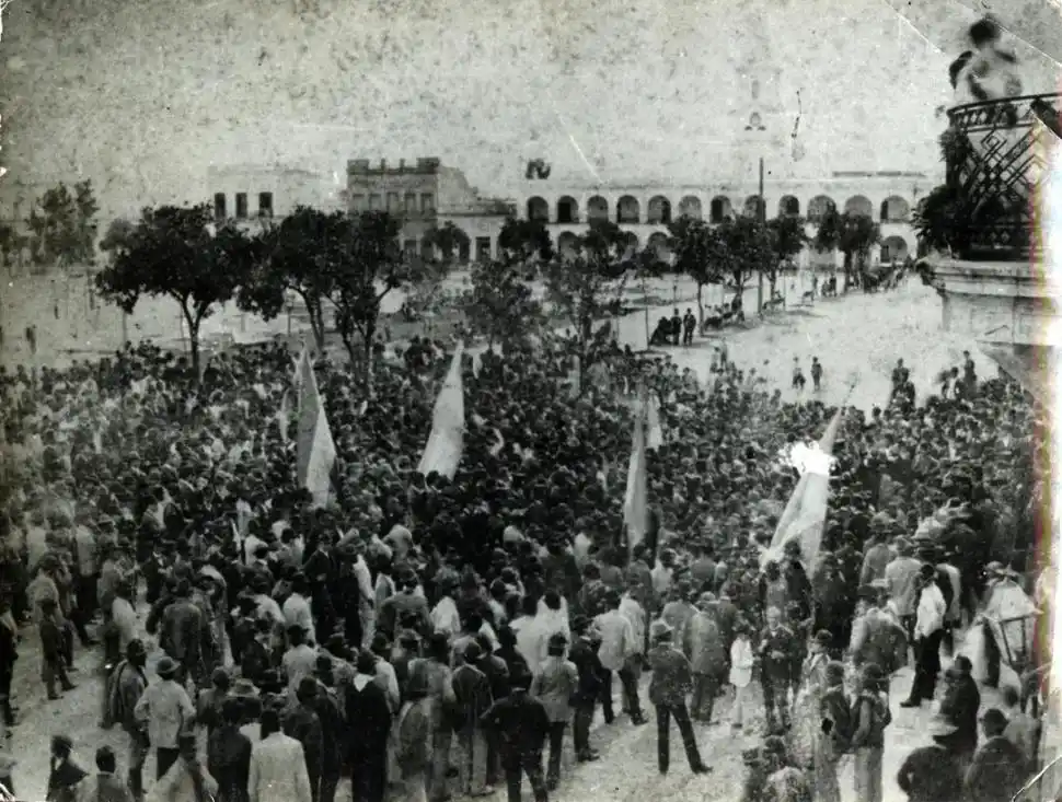 LA REVOLUCIóN DE 1887. Grupo apiñado el 12 de junio en una esquina de la plaza Independencia. Lo registró esta foto, conservada en el álbum del doctor Juan Heller