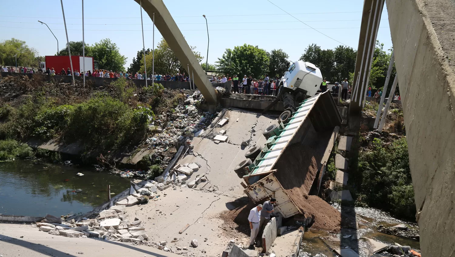 Los vecinos se mostraron asombrados por el derrumbe del puente.