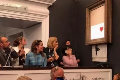 Ante el público, una pintura se autodestruyó