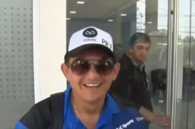 El look del Pulga Rodríguez: gafas de sol regaladas por los hinchas