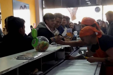 El incentivo más rico: pizza y helado gratis para los chicos que se saquen 10