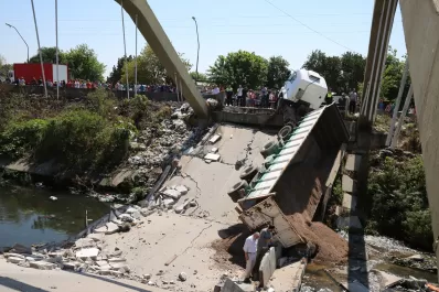Las posibles causas de la caída del puente en Manantial Sur, según un experto