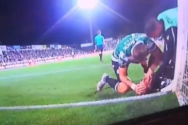 Video: un futbolista salvó a su compañero desvanecido en pleno partido
