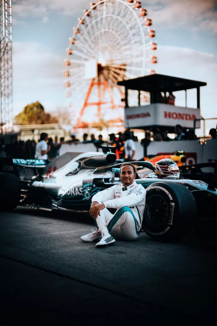 GUERRERO EN REPOSO. Lewis Hamilton ya ganó, y posa junto con su Mercedes en los boxes del circuito de Suzuka.  Prensa Mercedes AMG 
