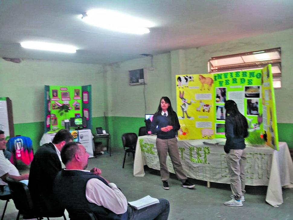 FRENTE AL JURADO. Participaron todas las escuelas agrotécnicas.  