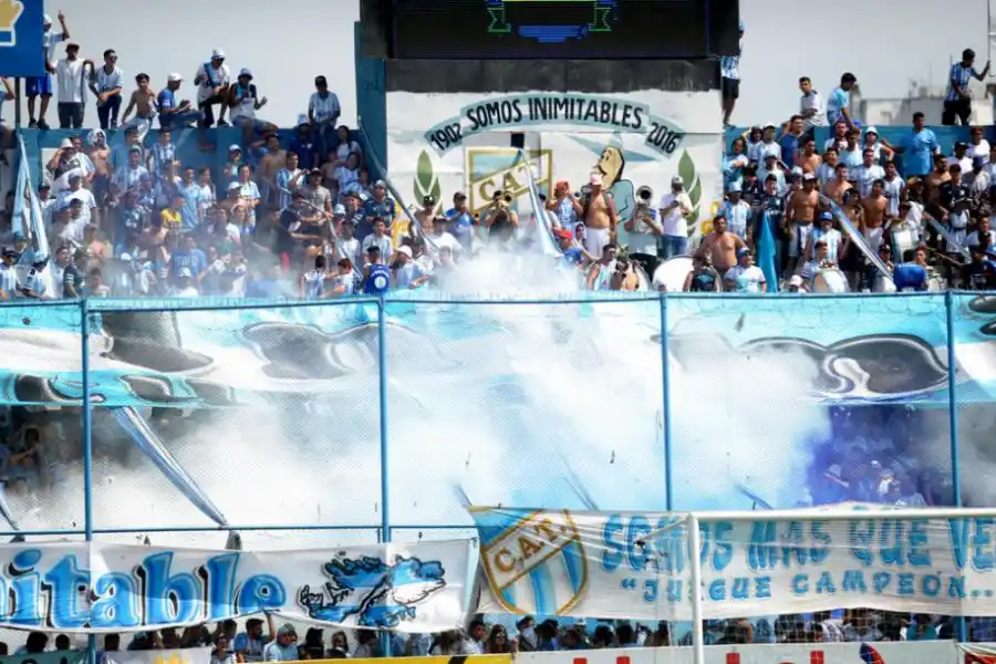 ENTRA EL “DECANO”. Los hinchas dieron su tradicional bienvenida al equipo, con los cánticos, la pirotecnia y el humo.  