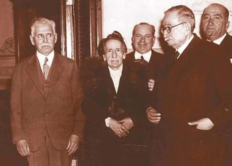 ALFREDO GUZMÁN. En sus últimos años, aparece a la derecha, con su esposa Guillermina Leston y el presidente Ramón S. Castillo 