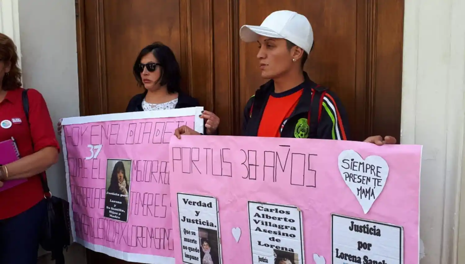 AFUERA DE TRIBUNALES. Familiares de la víctima esperaban la sentencia.