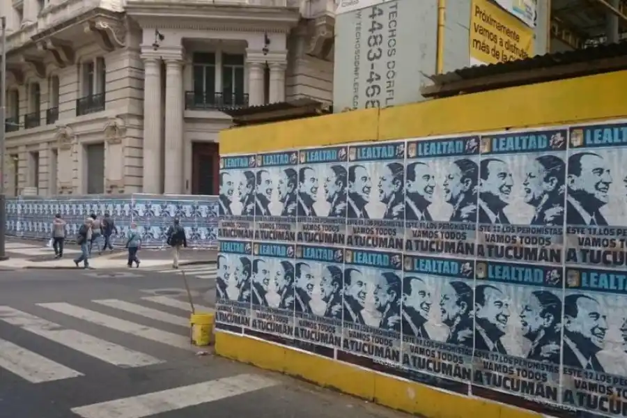 CAMPAÑA. Las calles porteñas lucieron afiches para el Día del a Lealtad. 