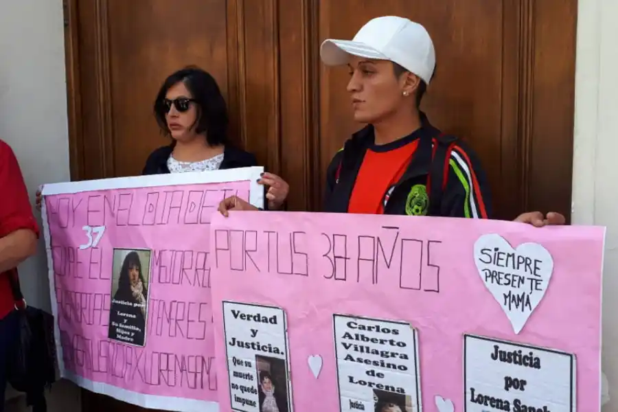 AFUERA DE TRIBUNALES. Familiares de la víctima esperaban la sentencia.