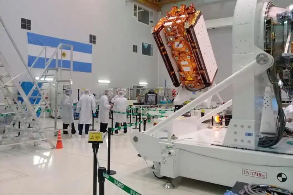 “MADE IN BARILOCHE”. El satélite tiene una estructura que desplegada en el espacio abarca una superficie mayor a 35 metros cuadrados. barilocheopina.com / Foto de Laura Toso.- 