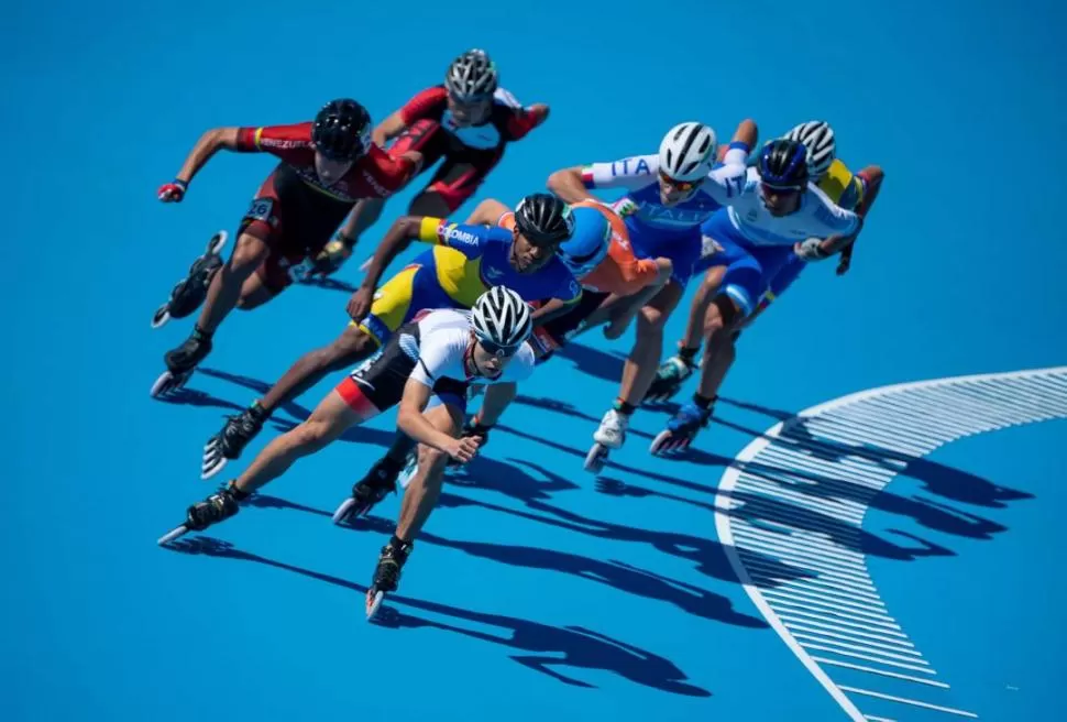 PRECISOS. Los patinadores alcanzaron velocidades altas. Nahuel Schelling (con casco negro y azul) quedó sexto en la general. telam