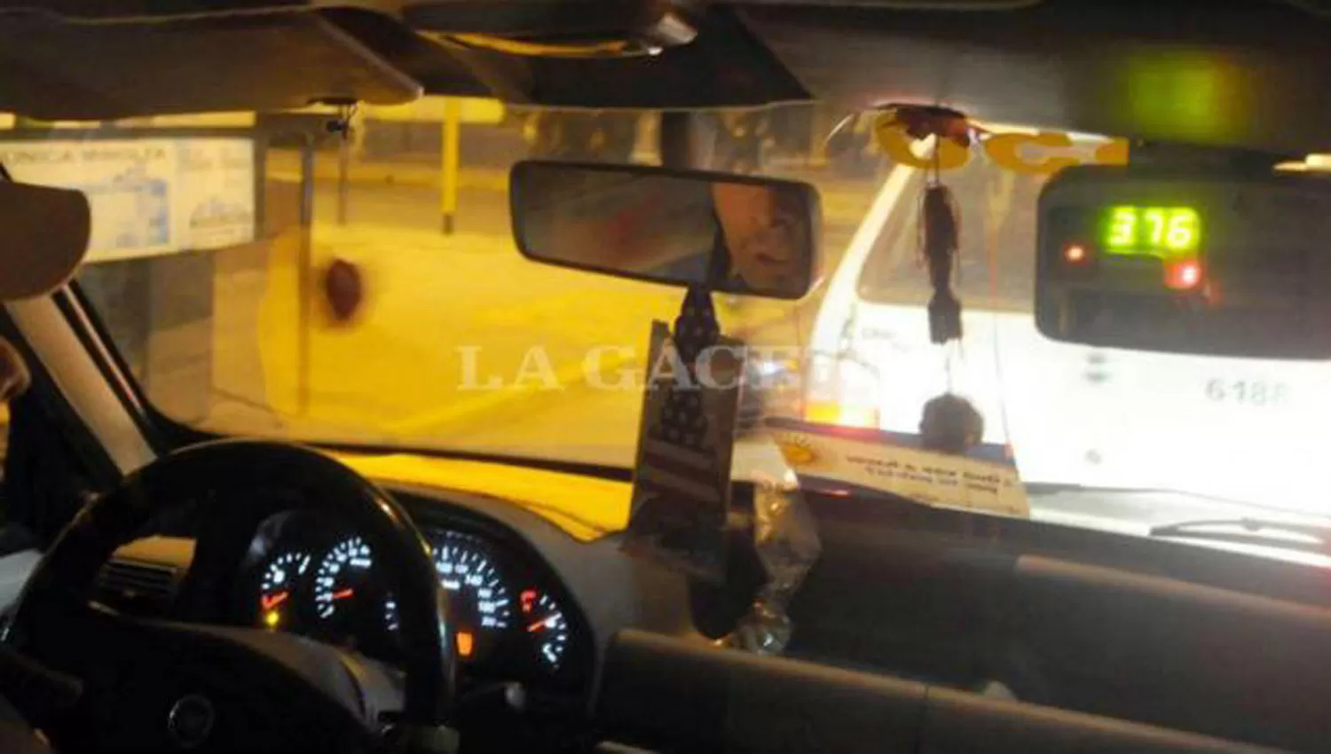 Una pareja asaltó a un taxista con un cuchillo