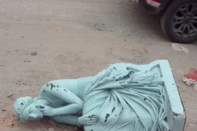 Encontraron la estatua del parque 9 de Julio tirada en la calle