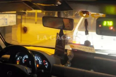 Una pareja asaltó a un taxista con un cuchillo