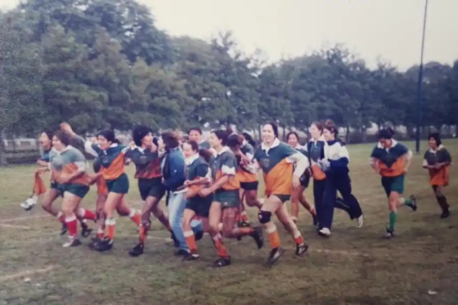 FESTEJO. Las “Huarmis” dan la vuelta olímpica tras ganar el torneo que organizaron en Natación, en 2000. 