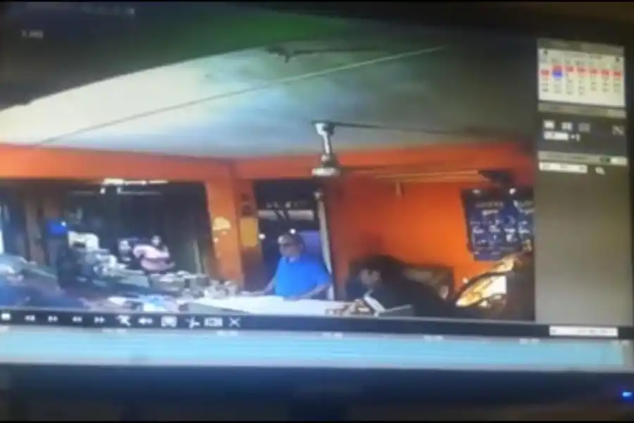 LEALES. Las cámaras de seguridad del negocio registraron el violento asalto. 