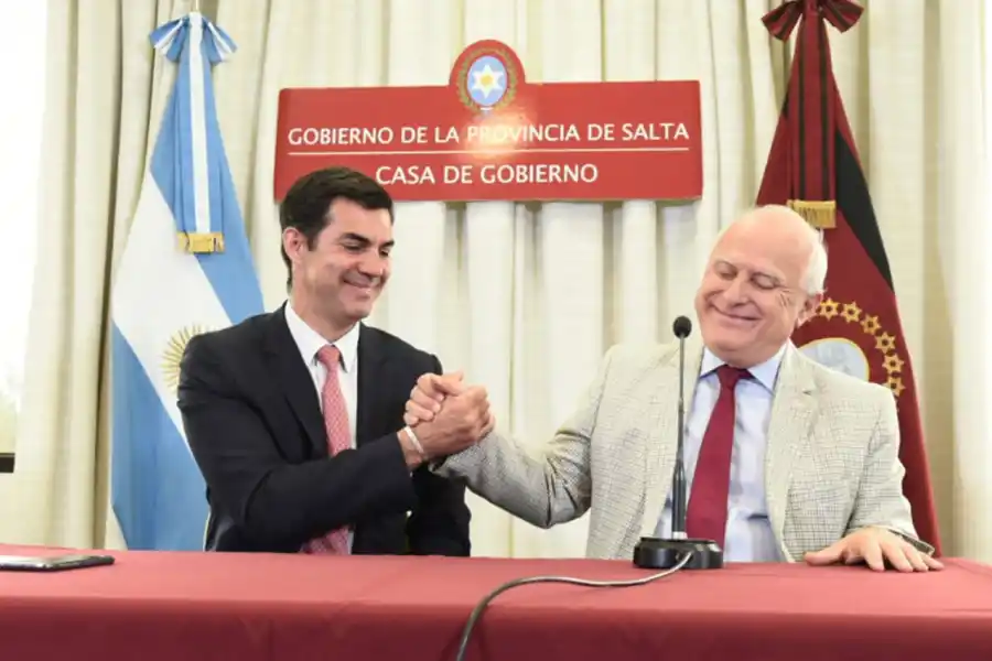 EN SALTA. Urtubey y Lifchitz, tras la firma del convenio.