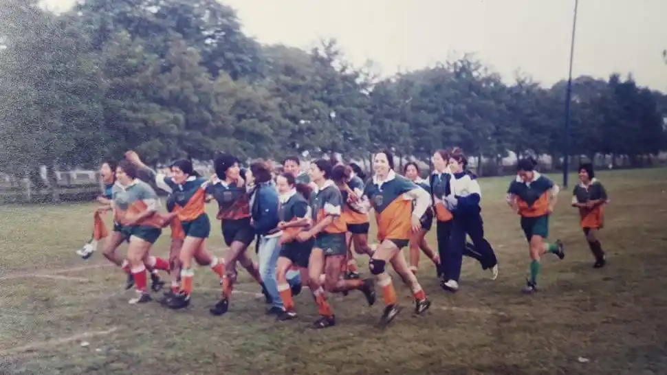 FESTEJO. Las “Huarmis” dan la vuelta olímpica tras ganar el torneo que organizaron en Natación, en 2000. 
