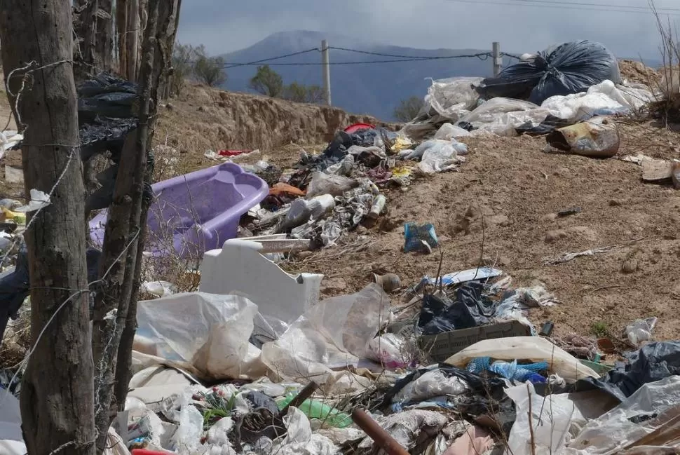 CONTAMINACIÓN. La basura ensucia el aire, los suelos y el agua. LA GACETA / FOTO DE OSVALDO RIPOLL.-