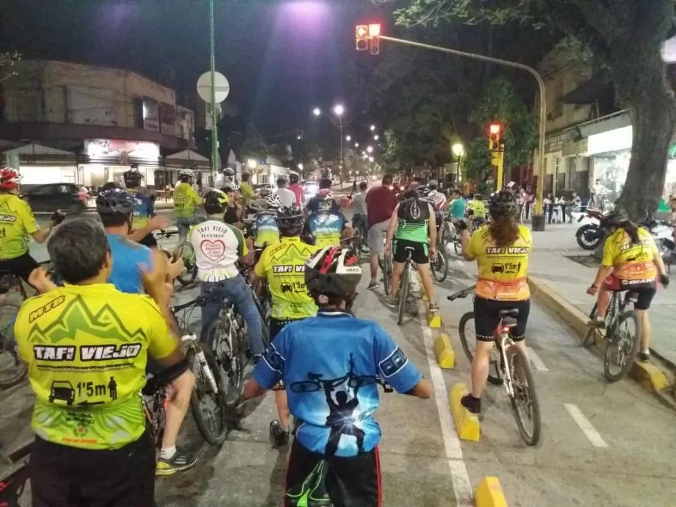 POR LA ALEM. Los bikers transitaron por la avenida más importante de Tafí Viejo exigiendo más seguridad.  