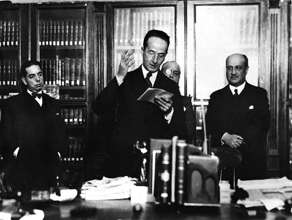 JUAN HELLER. El distinguido jurista pronuncia un discurso en 1934. Detrás, el interventor federal, general Ricardo Solá 