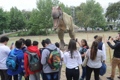 La muestra tucumana en la que los dinosauros sonríen para la foto