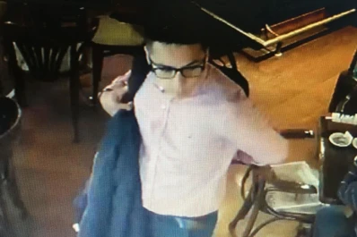 Video: así robaron una cartera en un bar del microcentro