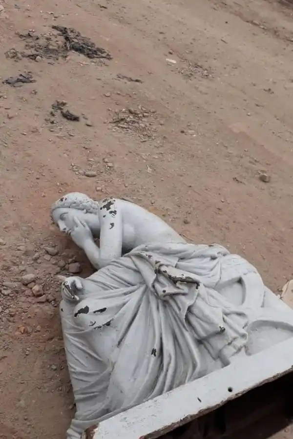 EN MEDIO DE LA CALLE. “Meditación” sufrió daños leves por las veces que fue trasladada por los ladrones.  