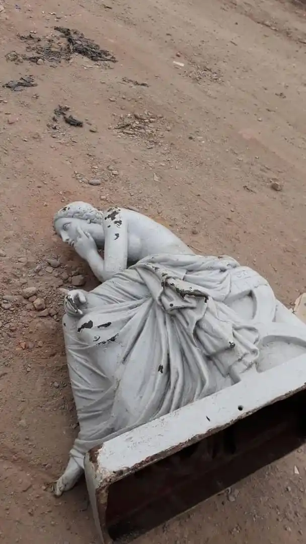 EN MEDIO DE LA CALLE. “Meditación” sufrió daños leves por las veces que fue trasladada por los ladrones.  