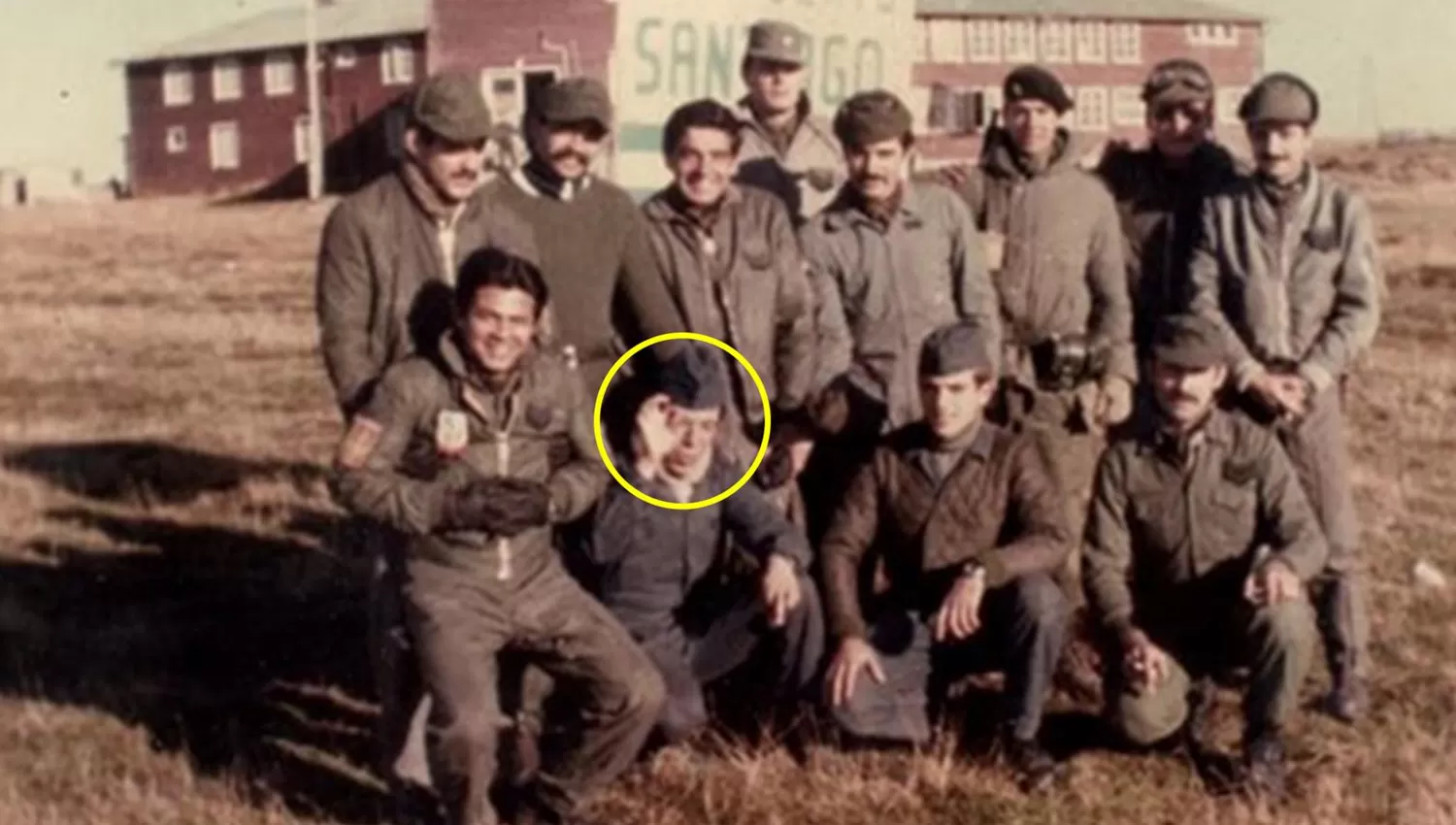 EN LAS ISLAS. Ramón Luna (círculo amarillo) posa junto a un grupo de soldados durante el conflicto bélico con Gran Bretaña.