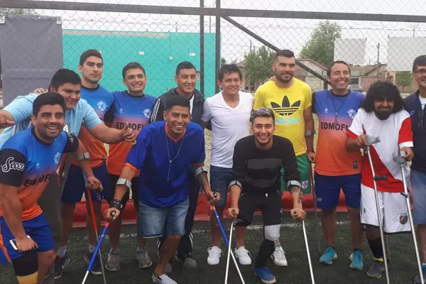 Fútbol y emoción: el Pulguita Rodríguez visitó al equipo tucumano de futbolistas amputados