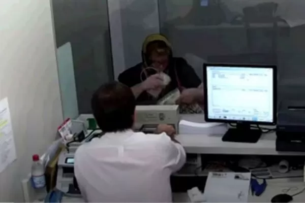 Video: se disfrazó de la anciana que cuidaba, sacó un crédito y retiró dinero del banco