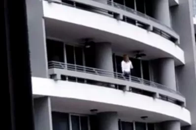 Intentó sacarse una selfie en el balcón y cayó al vacío