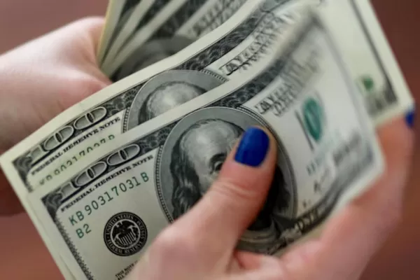 El dólar se recuperó apenas un centavo y terminó en $ 37,01