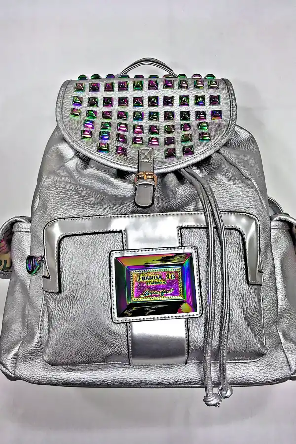 METAL A FULL. Mochila plateada, con tachas tornasoladas (Juanita Jo).