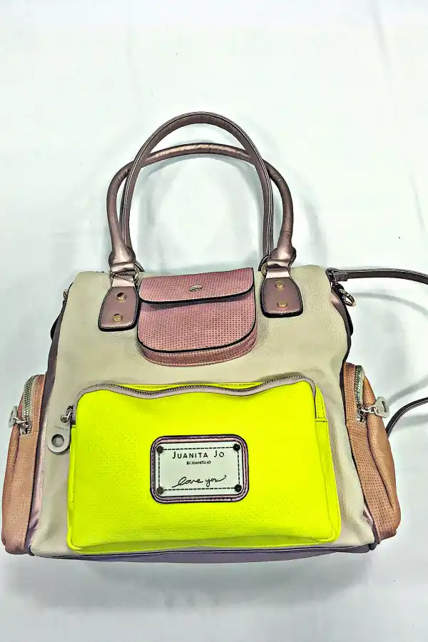 TOQUE FLÚO. Cartera con manijas metalizadas y bolsillo amarillo (Juanita Jo).