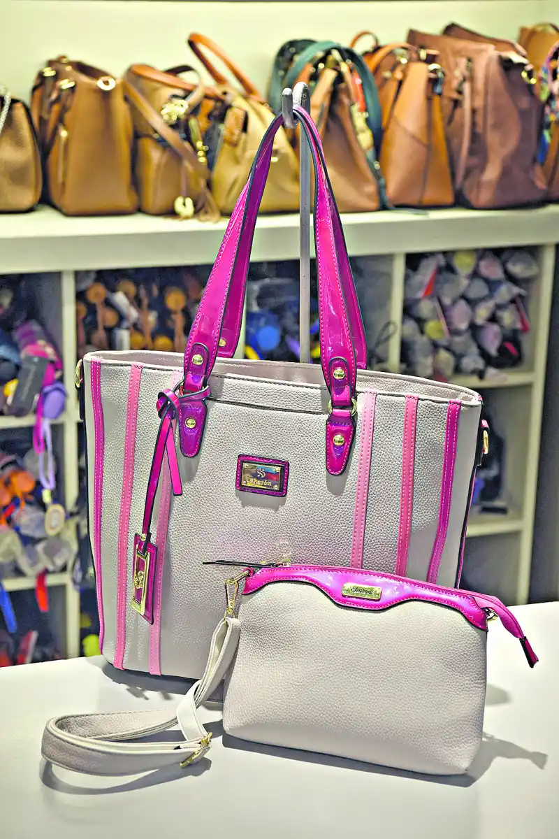 DETALLES QUE HACEN. Cartera con bandolera de regalo (Noraly).