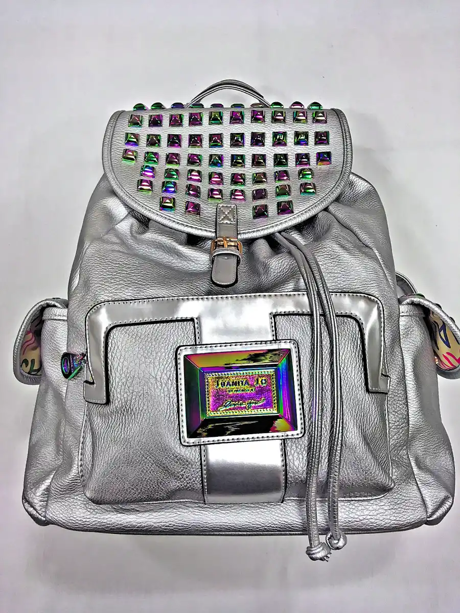 METAL A FULL. Mochila plateada, con tachas tornasoladas (Juanita Jo).