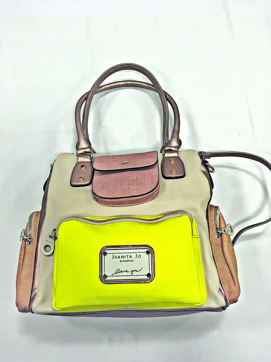 TOQUE FLÚO. Cartera con manijas metalizadas y bolsillo amarillo (Juanita Jo).