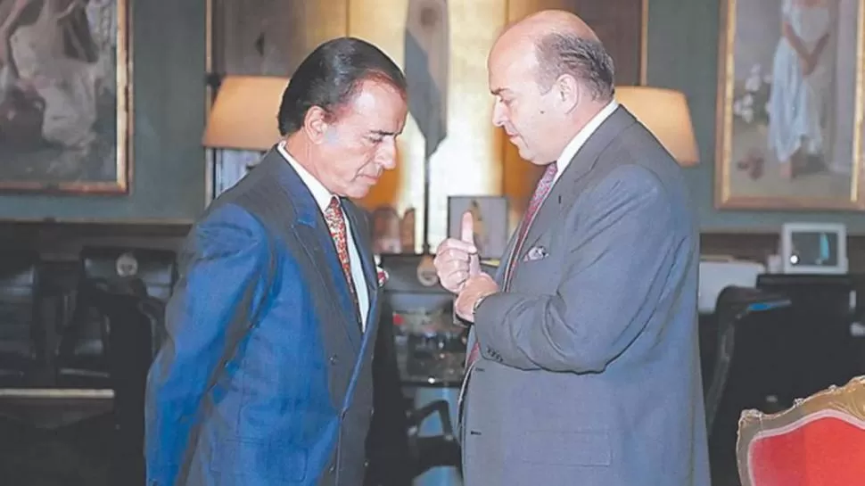EN LOS 90. Menem y Cavallo dialogan en tiempos en que eran funcionarios.  