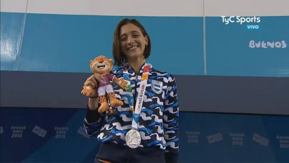 SONRISAS. A diferencia de su primera medalla, las lágrimas fueron reemplazadas por una sonrisa en el podio.  
