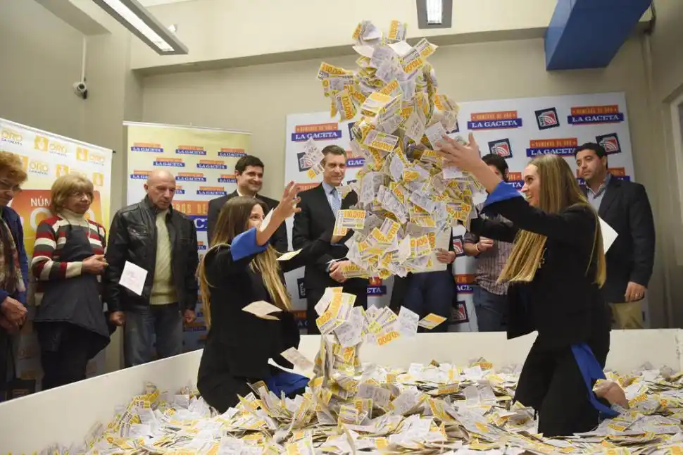SORTEO. Ante escribano público y testigos se sacó la tarjeta ganadora. LA GACETA / FOTO DE ANALÍA JARAMILLO.-