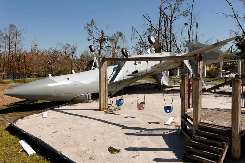 PANDEMONIO. Aviones en los patios y autopistas derrumbadas son algunas de las imágenes de la destrucción que provocó el huracán. fotos Reuters