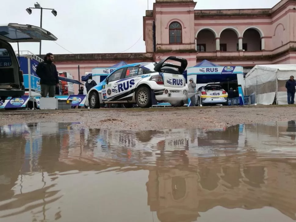 EN LA ASISTENCIA. El Predio Multieventos de Concepción del Uruguay, donde trabajan los equipos, estuvo casi inundado. FOTOS TWITTER @RallyArgentino
