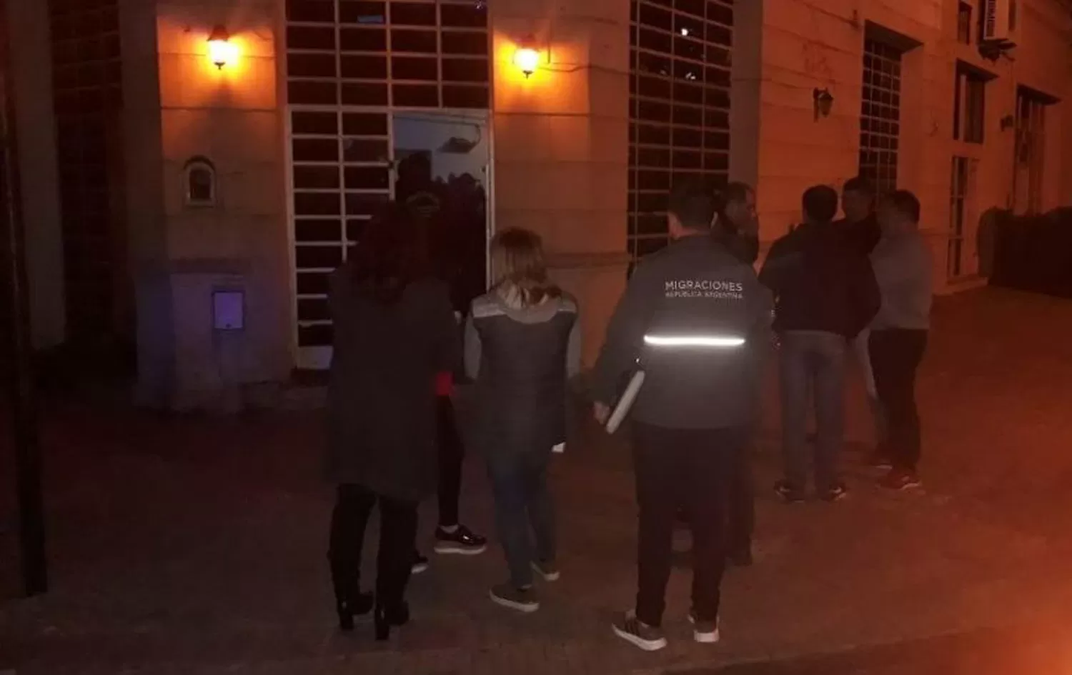 ALLANAMIENTO EN LA PLATA. La policía de Buenos Aires liberó a 11 mujeres.