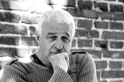 “Hay una tristeza en la infancia que acopia en silencio los misterios”