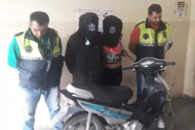 Dos motoarrebatadores fueron detenidos tras robarle una cartera a una mujer