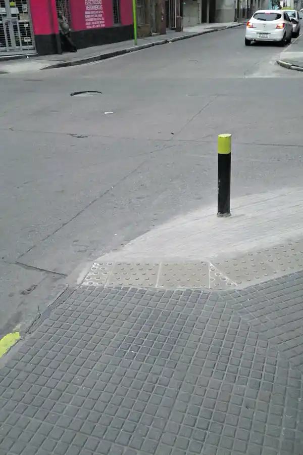 Suciedad acumulada en una rejilla pluvial de avenida Benjamín Aráoz al 1.300